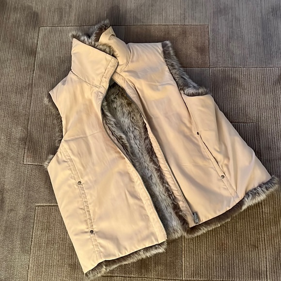 SUPER SOFT REVERSIBLE EXTREMELY WARM FAUX FUR VEST SIZE MED - Picture 1 of 6